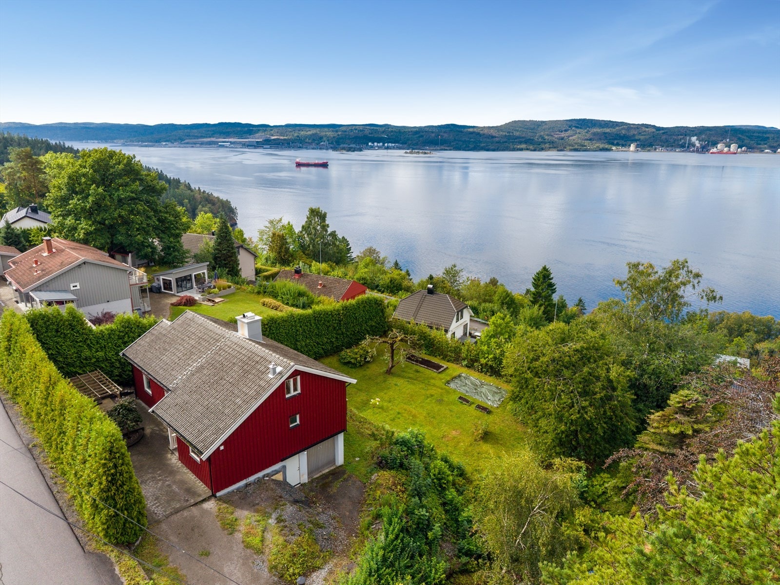 Eiendommen ligger høyt og fritt til over Frierfjorden. Galleribilde