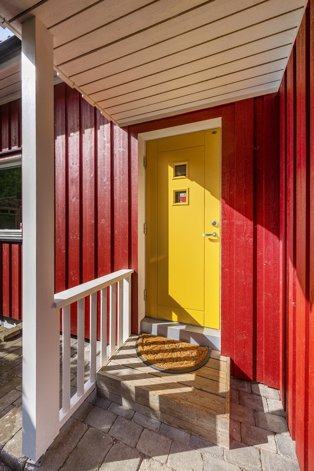 Overbygd inngangsparti med isolert ytterdør fra 2012. Galleribilde