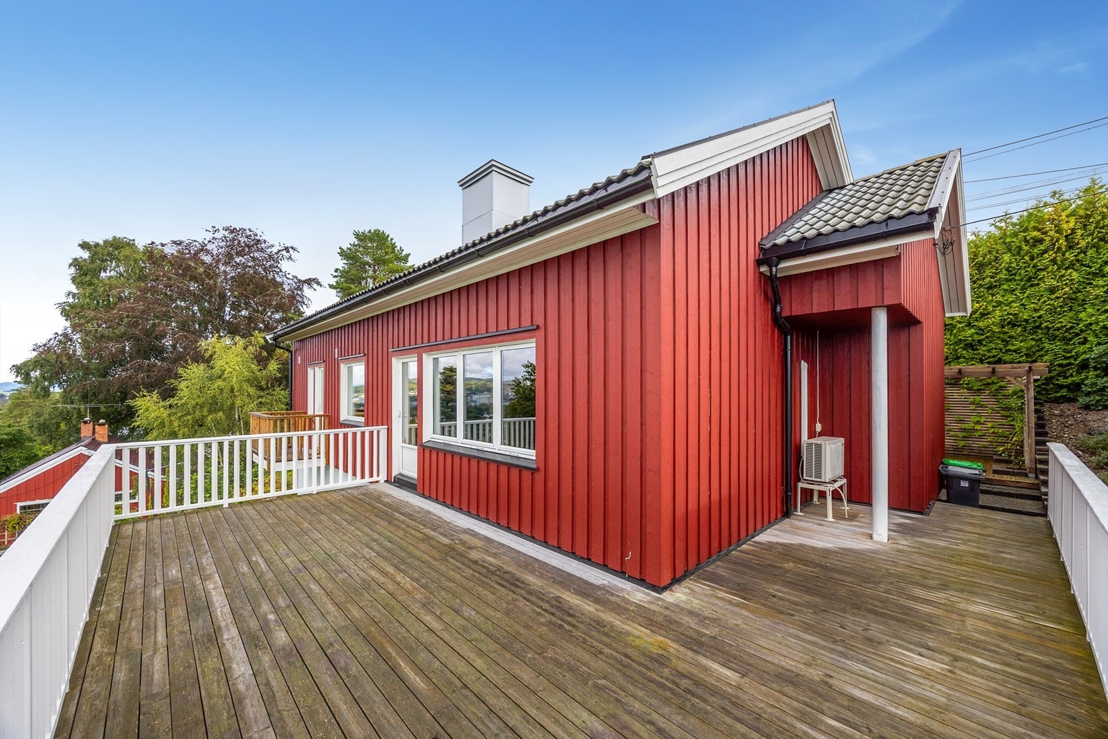 Terrassen har direkte utgang fra stuen og god plass til flere sittegrupper. Galleribilde