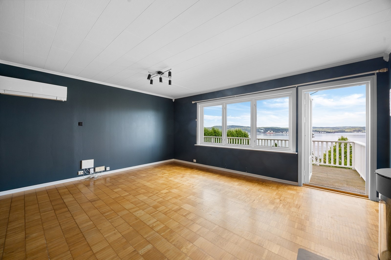 Veggmontert luft-til-luft varmepumpe sørger for oppvarming i stuen. Galleribilde