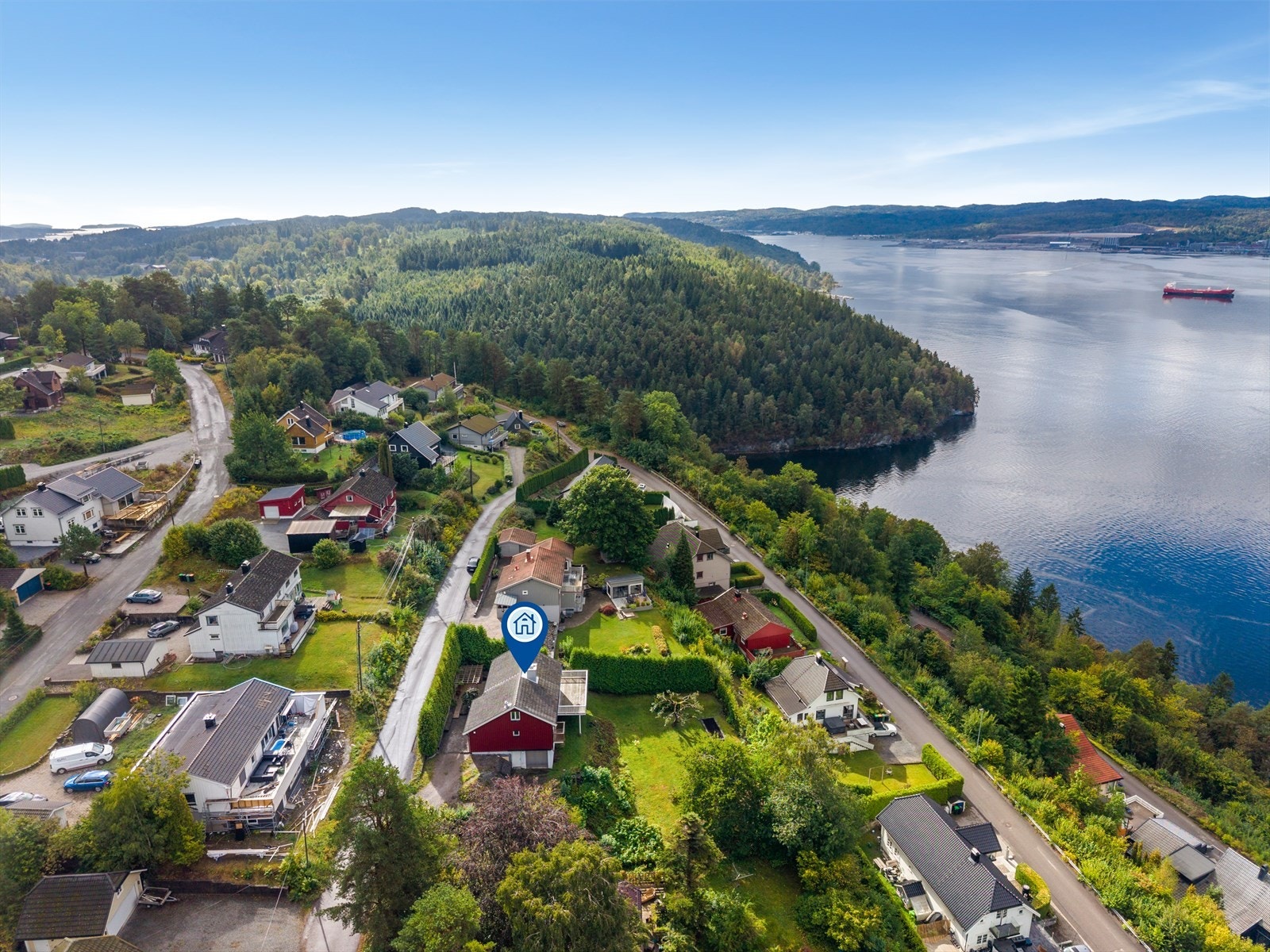 Boligen ligger høyt og fritt til i Villavegen med kort vei ned mot fjorden. Galleribilde
