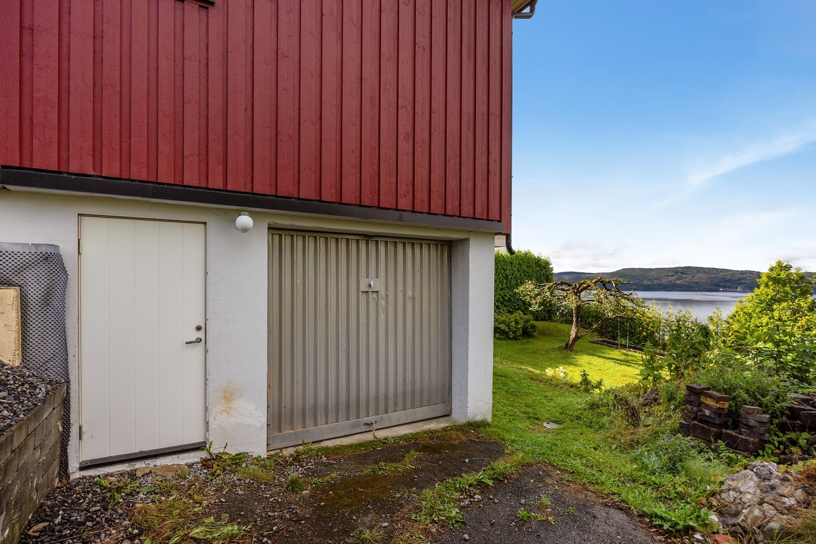 Integrert garasje i underetasjen benyttes i dag praktisk til lagring. Galleribilde