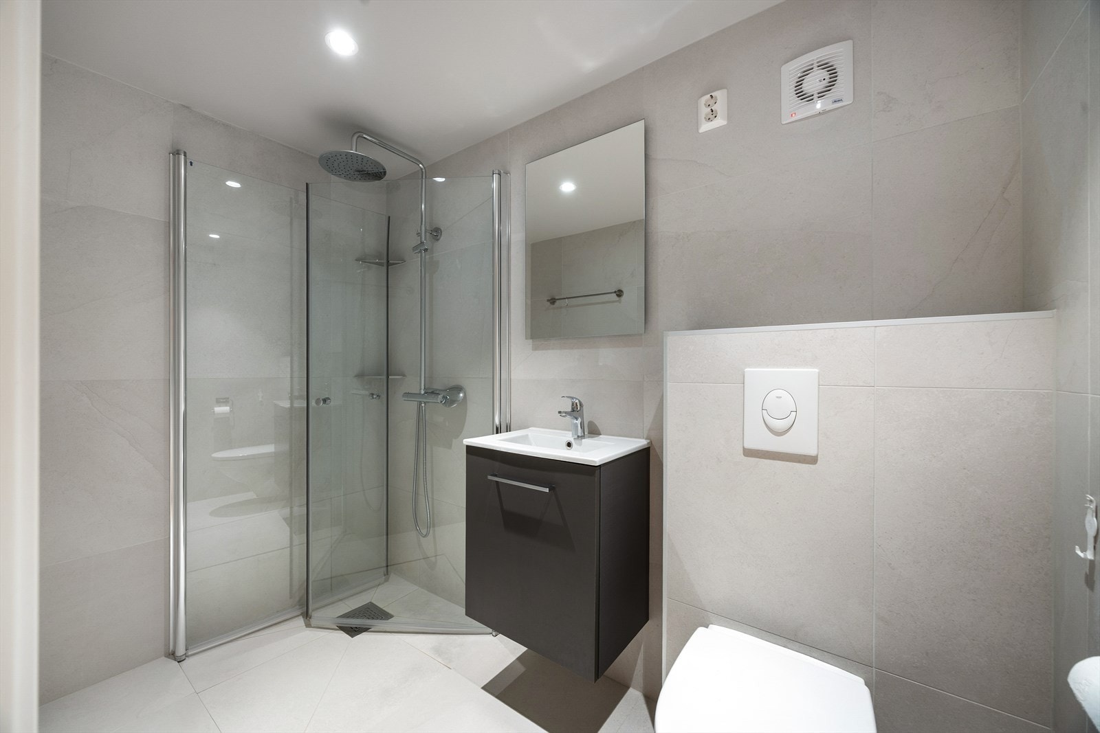 Badet i underetasjen har flislagte overflater og gulvvarme. Galleribilde