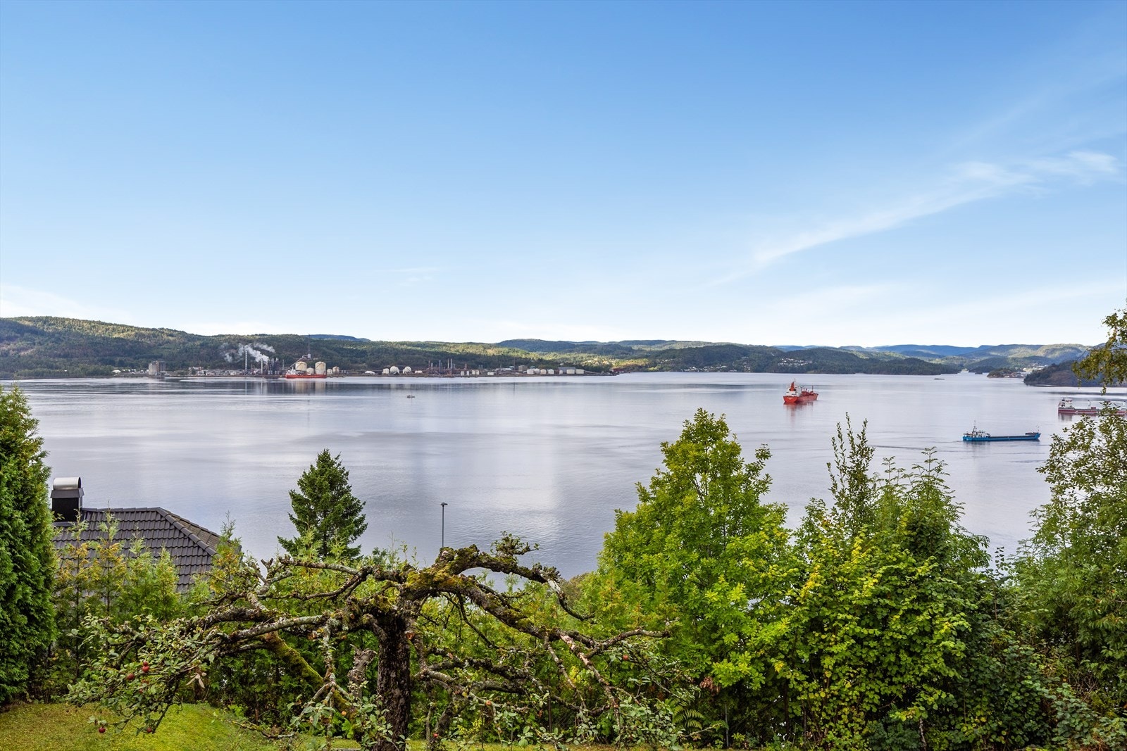 Frierfjorden byr på et rikt båtliv og kyststier like i nærheten. Galleribilde