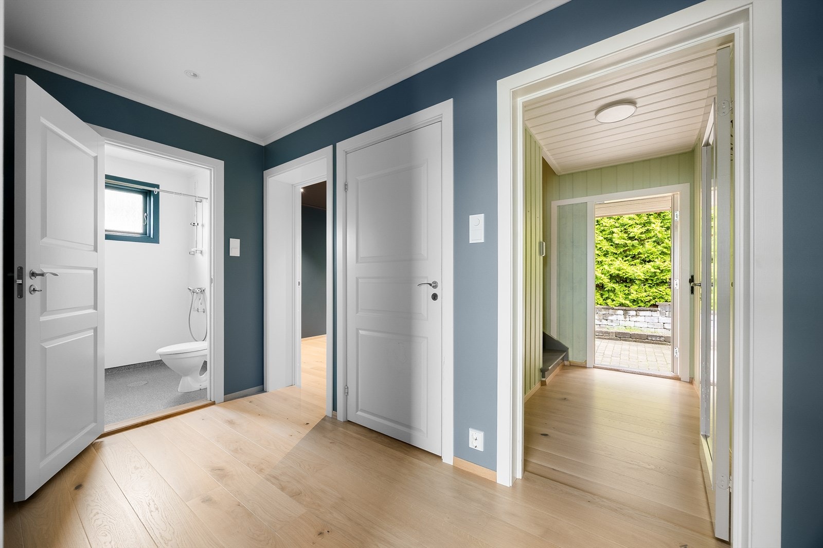 Gangen i første etasje forbinder inngangspartiet med badet og soverommene. Galleribilde