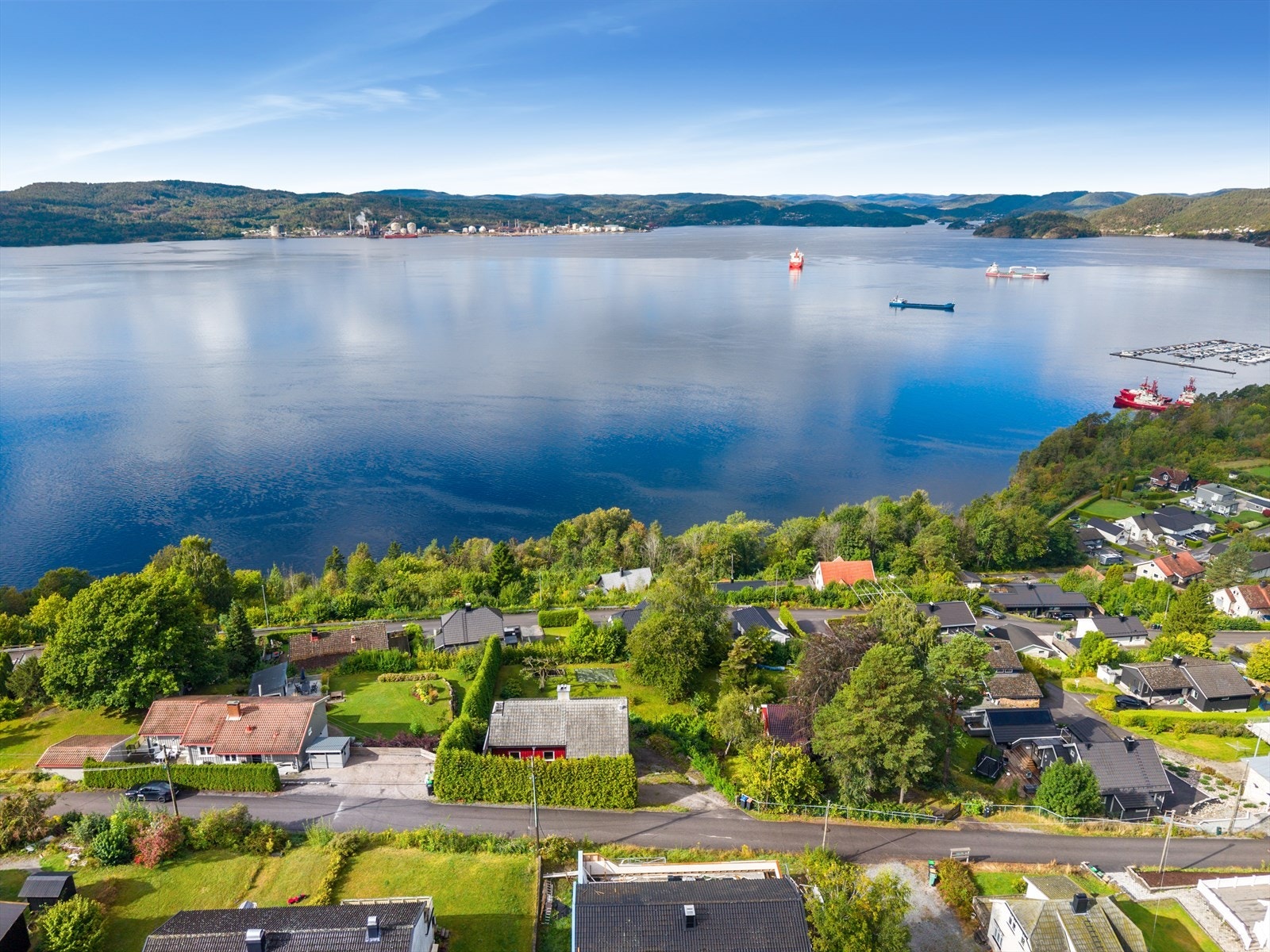 Kort vei til Bøkkerkåsa friområde med badestrand og båthavn. Galleribilde