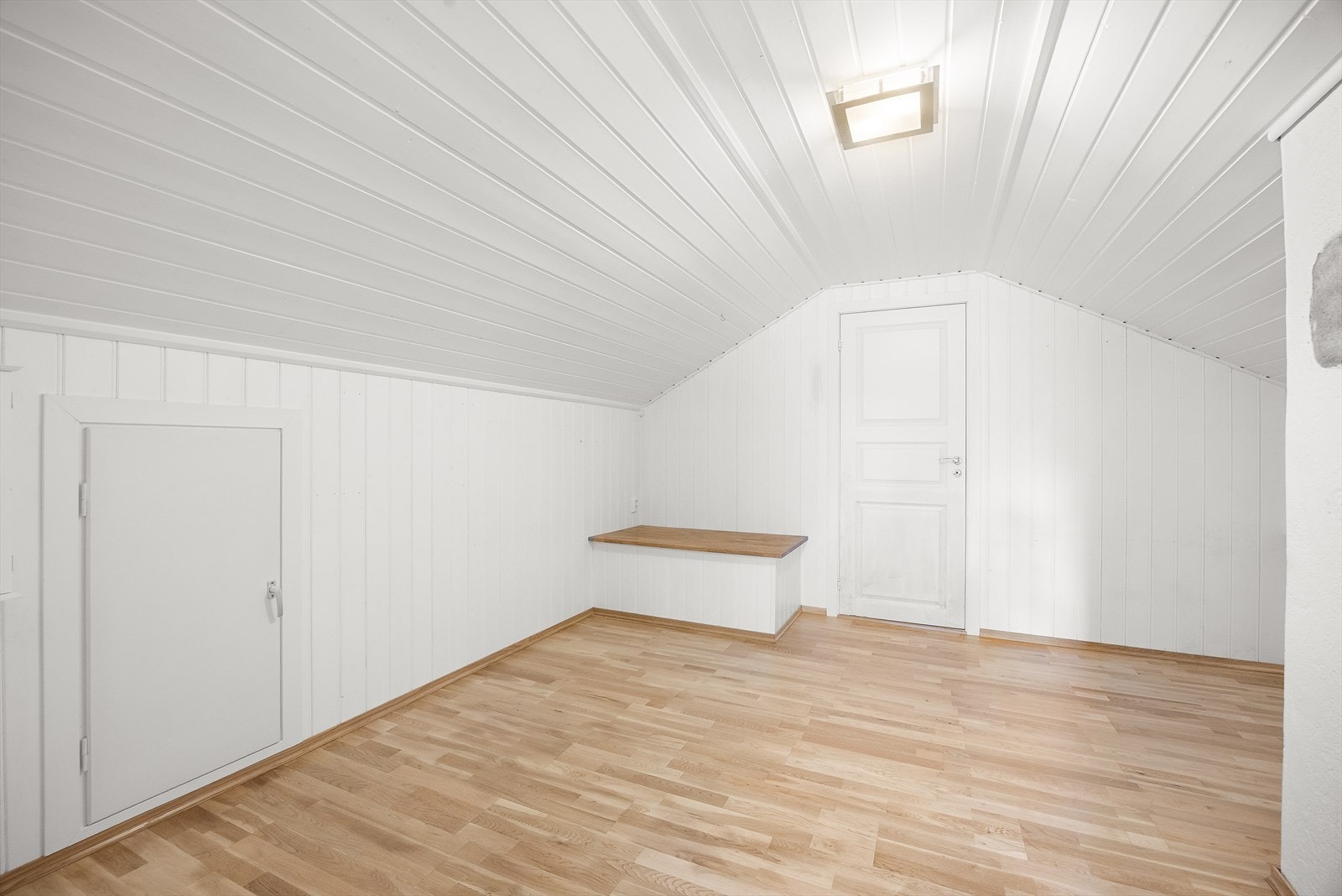 Gangen har hvitmalt trepanel på vegger og i himling samt adkomst til kneloft. Galleribilde