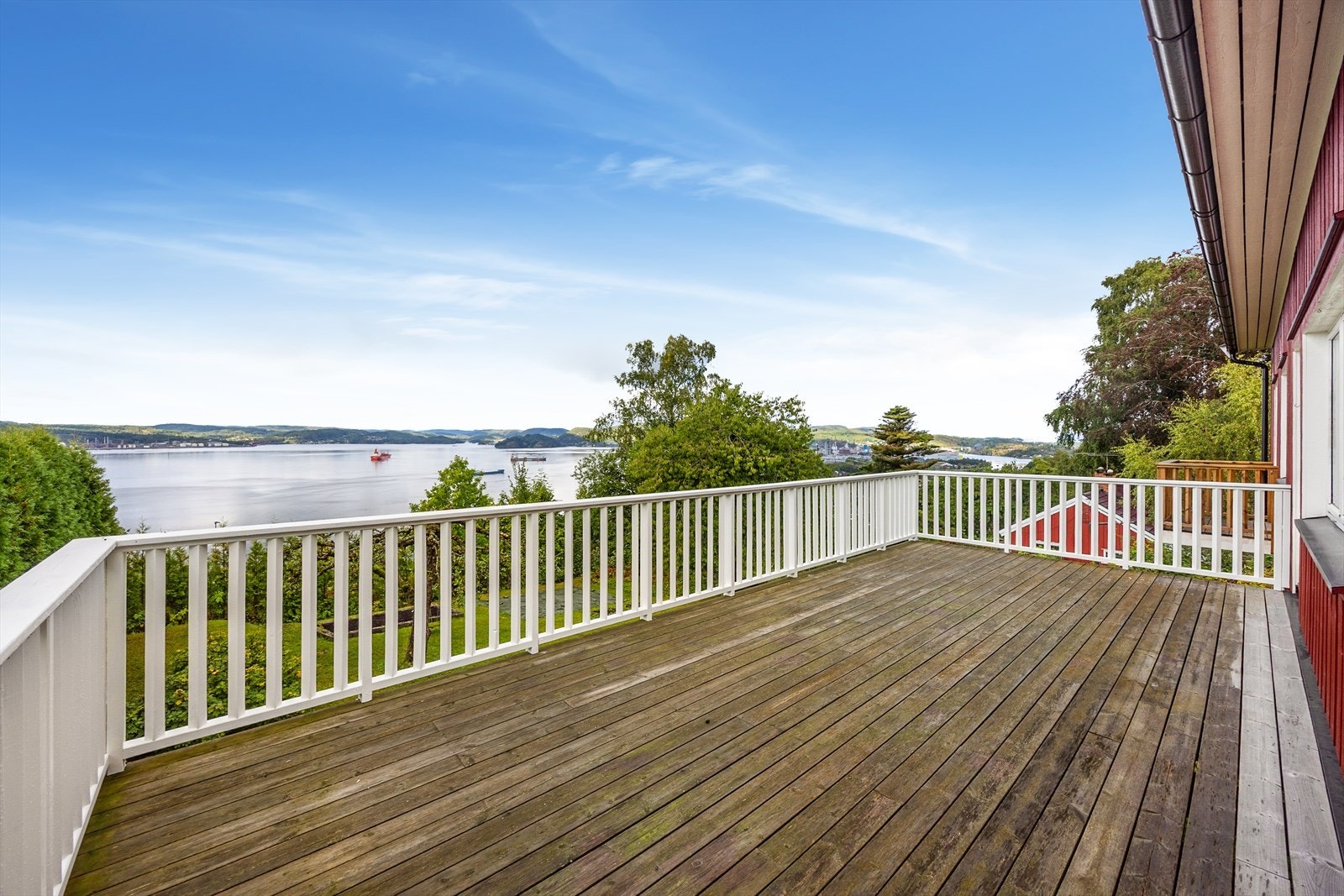 Innholdsrik familiebolig med nydelig utsikt over Frierfjorden | Stor terrasse og gode solforhold! Galleribilde