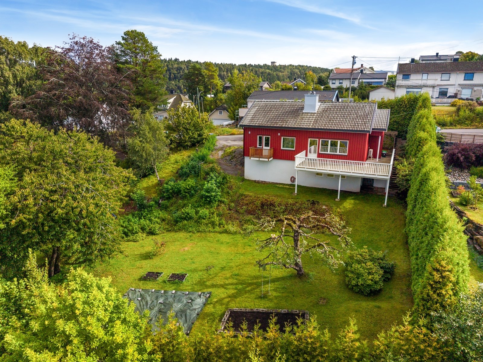 Eiendommen ligger fint til i et attraktivt og barnevennlig nabolag på Herøya, med kort vei til Klevstrand skole, idrettsanlegg og flotte turområder. Galleribilde