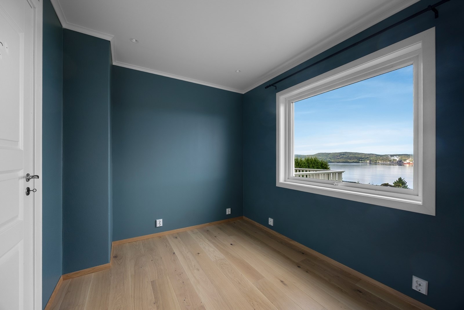 Vindusflaten gir et fint utsyn over fjorden fra soverommet. Galleribilde