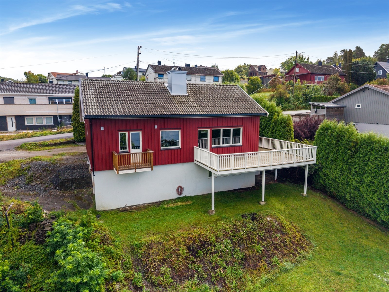 Balkongen er oppført uten godkjenning hos kommunen. Det er heller ikke utstedt ferdigattest for utvidelse av terrassen ut fra stuen. Galleribilde