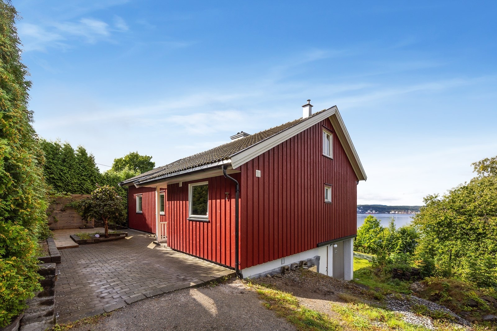 Enebolig over tre plan oppført i 1952, beliggende høyt og fritt på Herøya med utsikt over Frierfjorden. Boligen har stående trekledning og ble etterisolert i 2016. Galleribilde