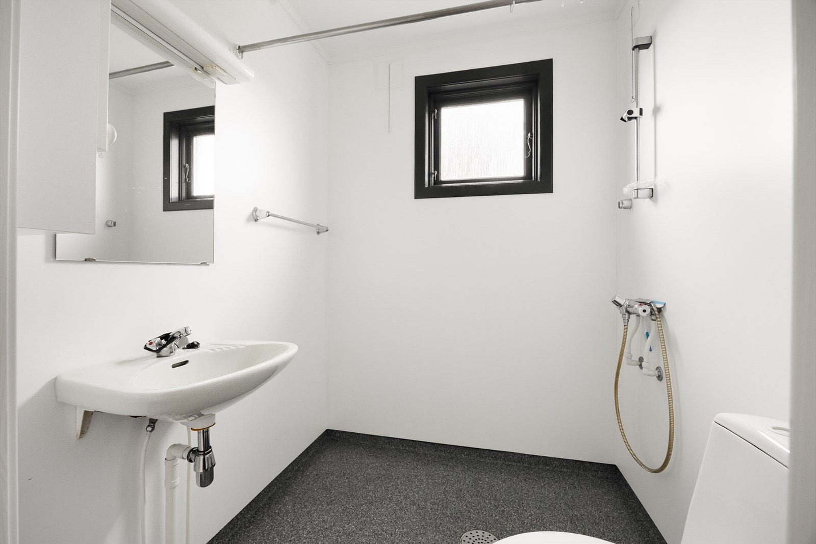 Badet i første etasje har våtromsbelegg på gulvet, baderomsplater og dusj. Galleribilde