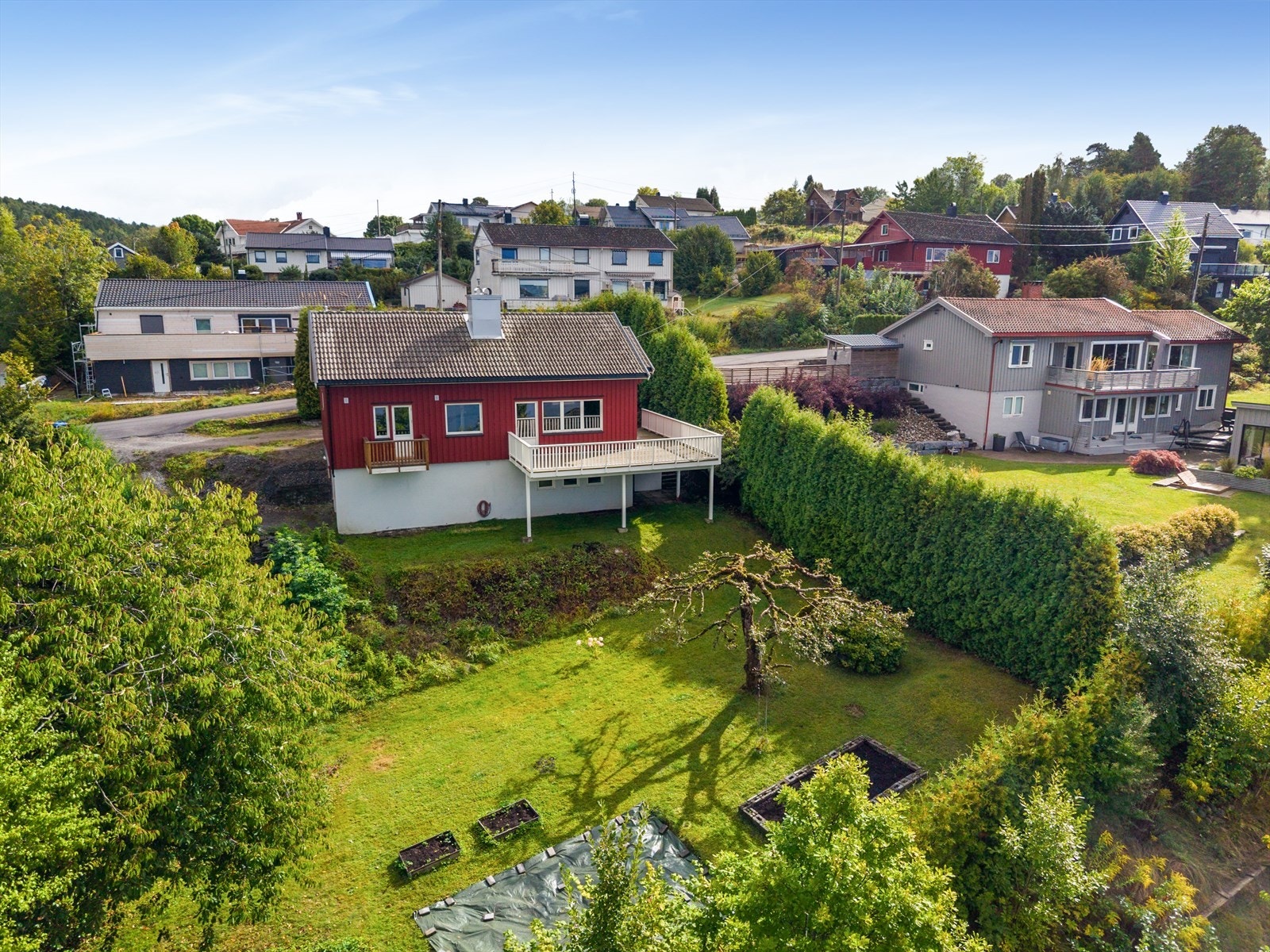 Eiendommen har en tilbaketrukket plassering i et etablert boligstrøk på Herøya. Galleribilde