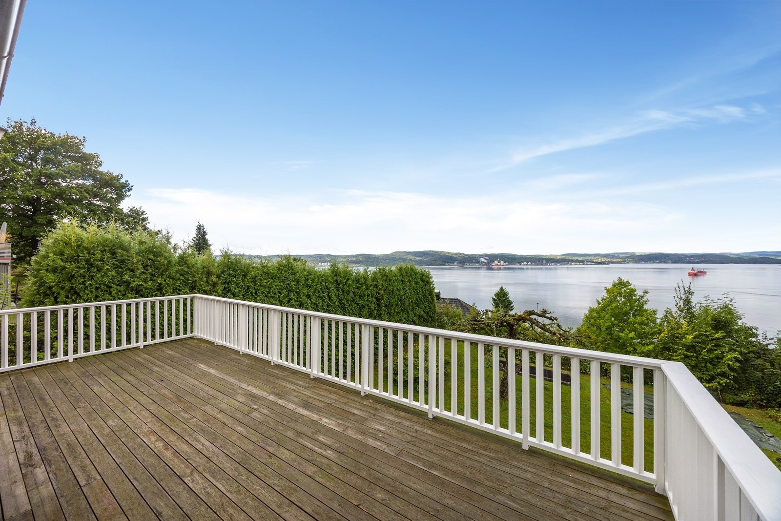 Fra den romslige terrassen er det vidstrakt utsikt over Frierfjorden. Galleribilde