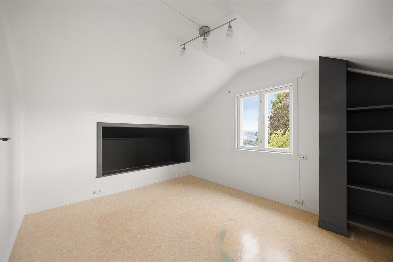 Loftsetasjen består av en loftstue, et soverom, gang og disponibelt rom/kott med tilgang til kneloft. Galleribilde