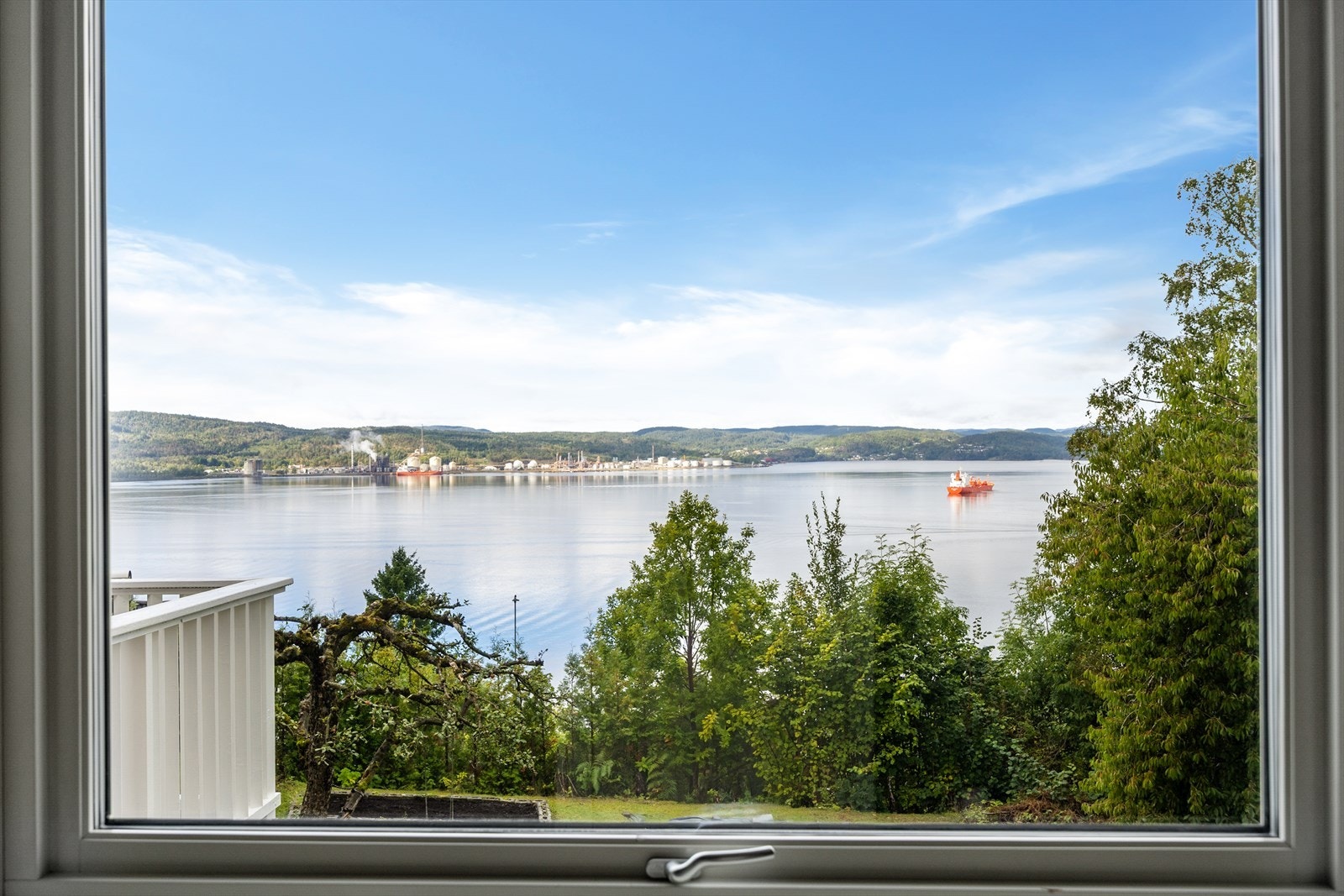 Utsikt over Frierfjorden og båttrafikken på vannet. Galleribilde