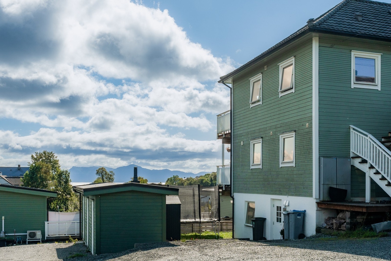 Velkommen til en lys og innbydende 3-roms leilighet, beliggende i rolige og familievennlige omgivelser i Kuvenbakken. Galleribilde