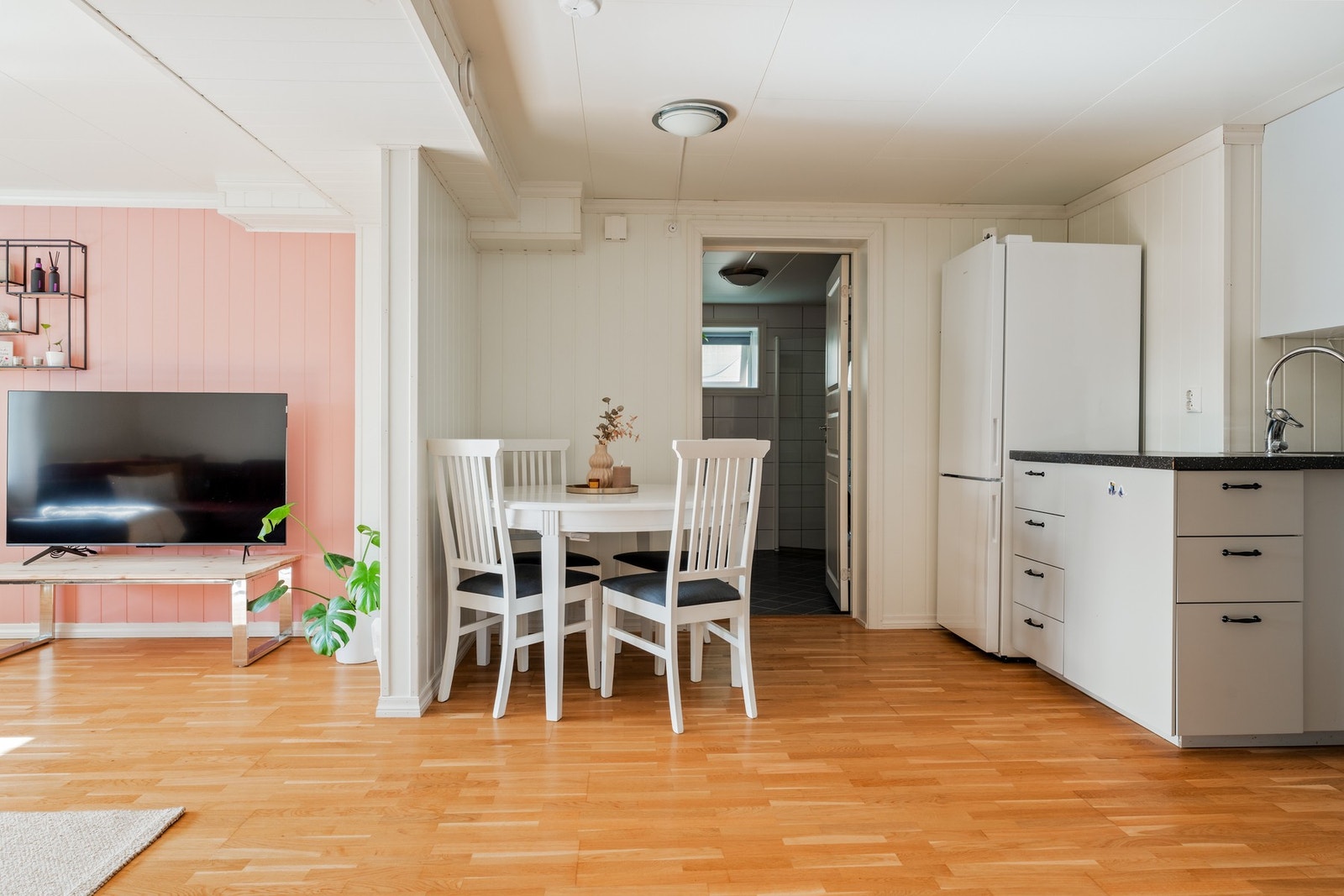 Stuen ligger i naturlig tilknytning til kjøkkenet, og rommene utgjør til sammen ca. 30 m². Galleribilde