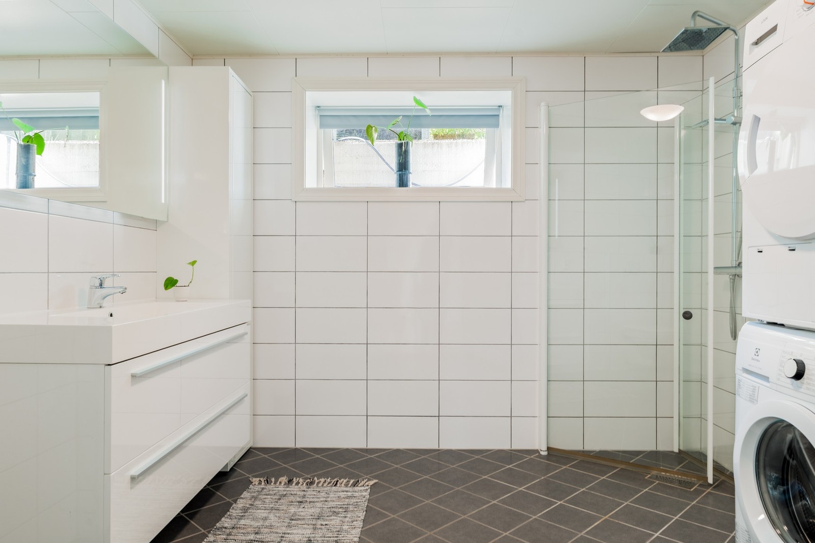 Vinduet tilfører naturlig lys og gir badet et åpent uttrykk. Galleribilde