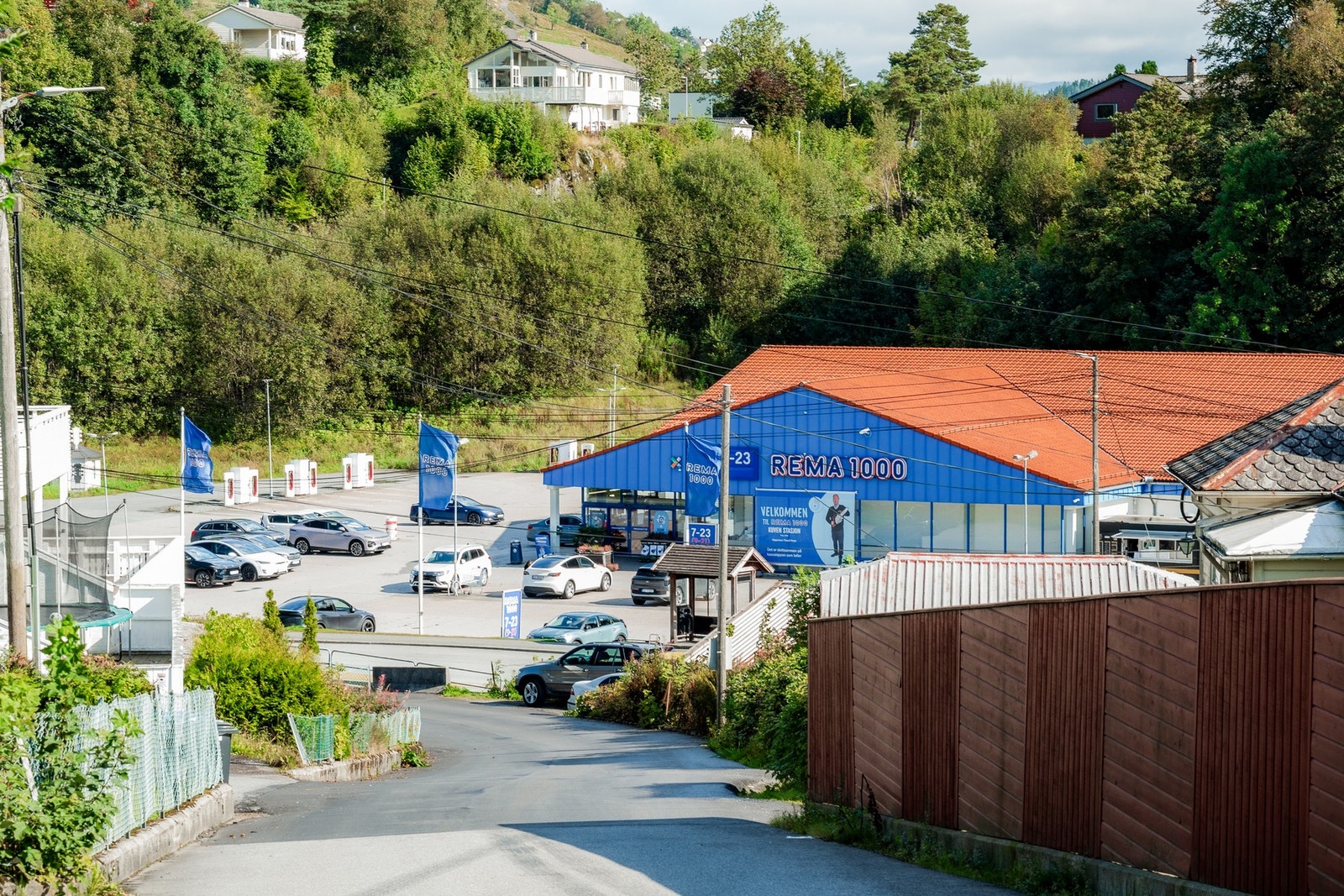 Det er også kort avstand til idrettsanlegg, og dagligvarehandelen kan enkelt gjøres på Rema 1000 og Kiwi, som ligger innen gangavstand. Galleribilde