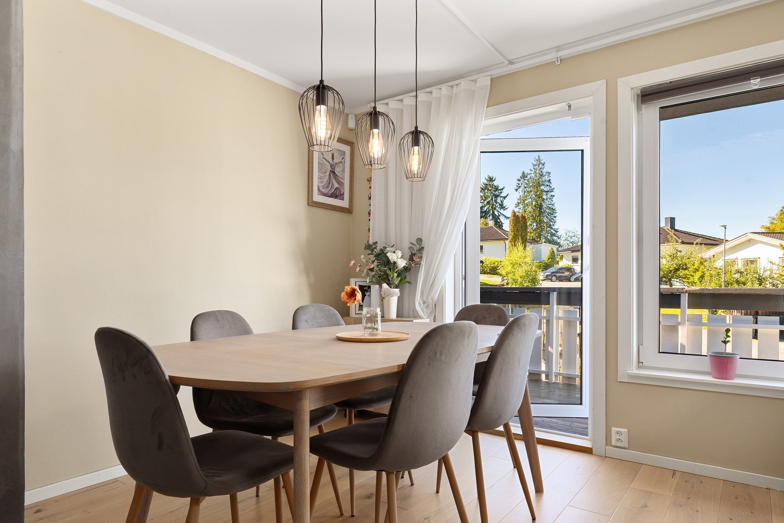 Spiseplassen har direkte utgang til balkongen. Galleribilde