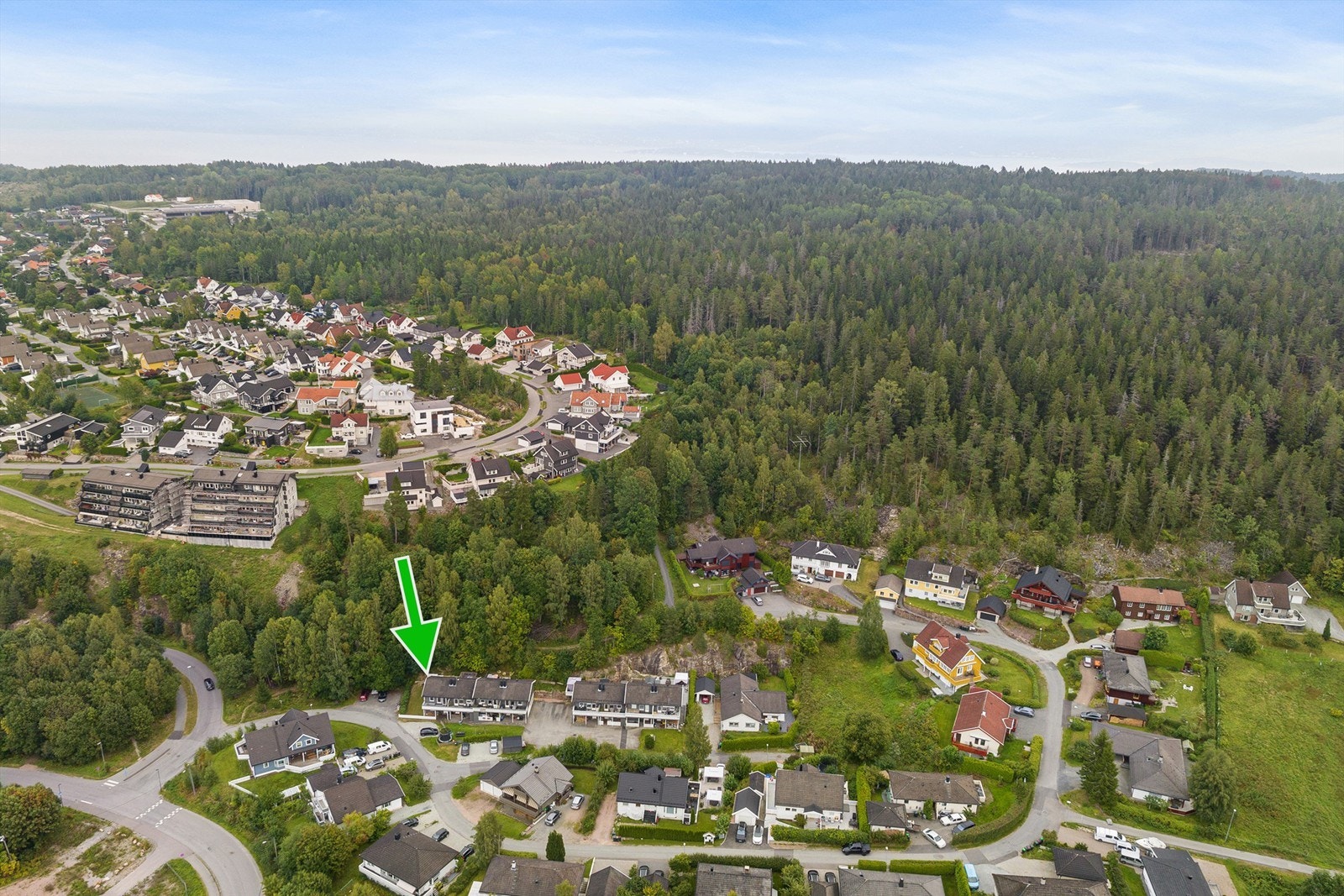 Umiddelbar nærhet til skog og mark med lysløype og oppkjørte skiløyper om vinteren. Galleribilde