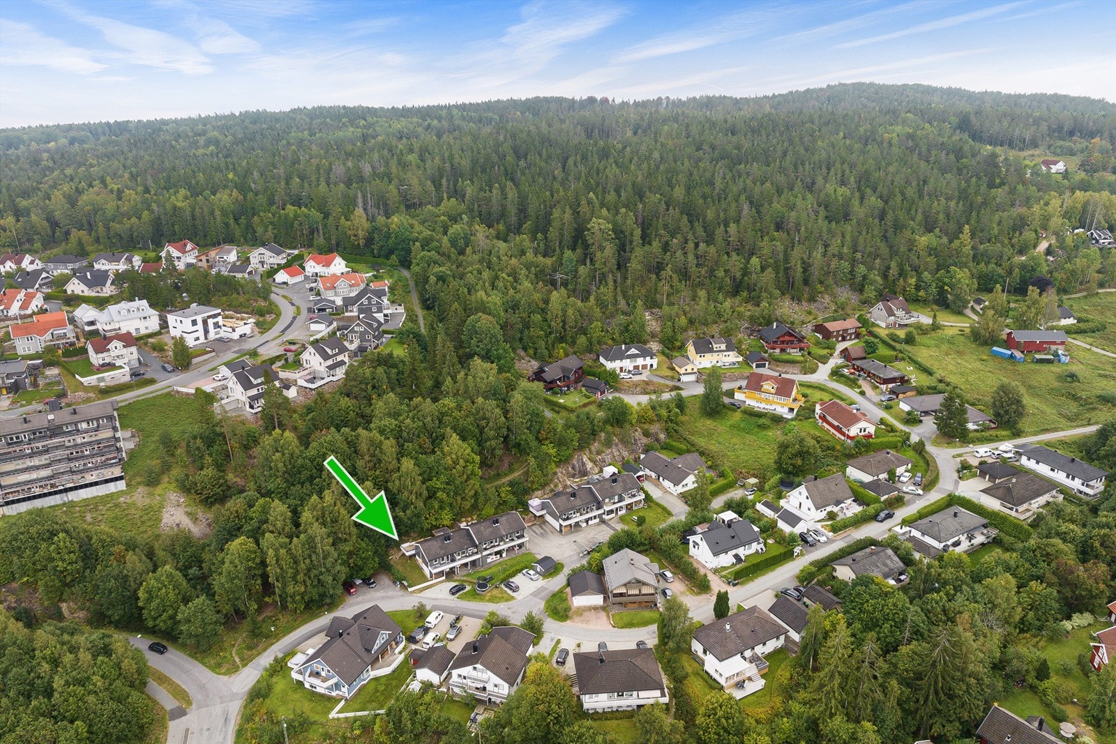 Eiendommen ligger i et etablert boligfelt i Bødalen. Galleribilde