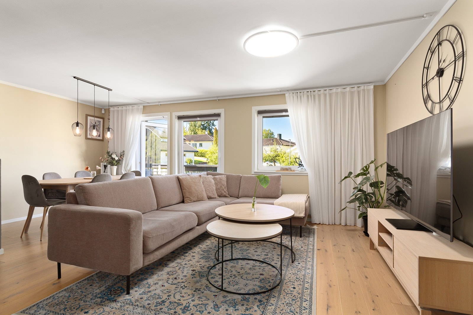 Stuen har god plass til både sofagruppe og spisestue. Galleribilde