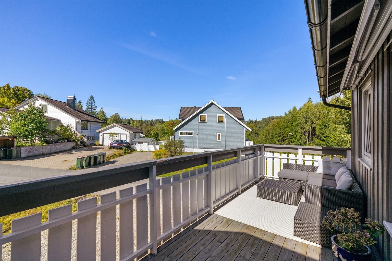Fra balkongen er det åpen utsikt over det etablerte boligområdet. Galleribilde