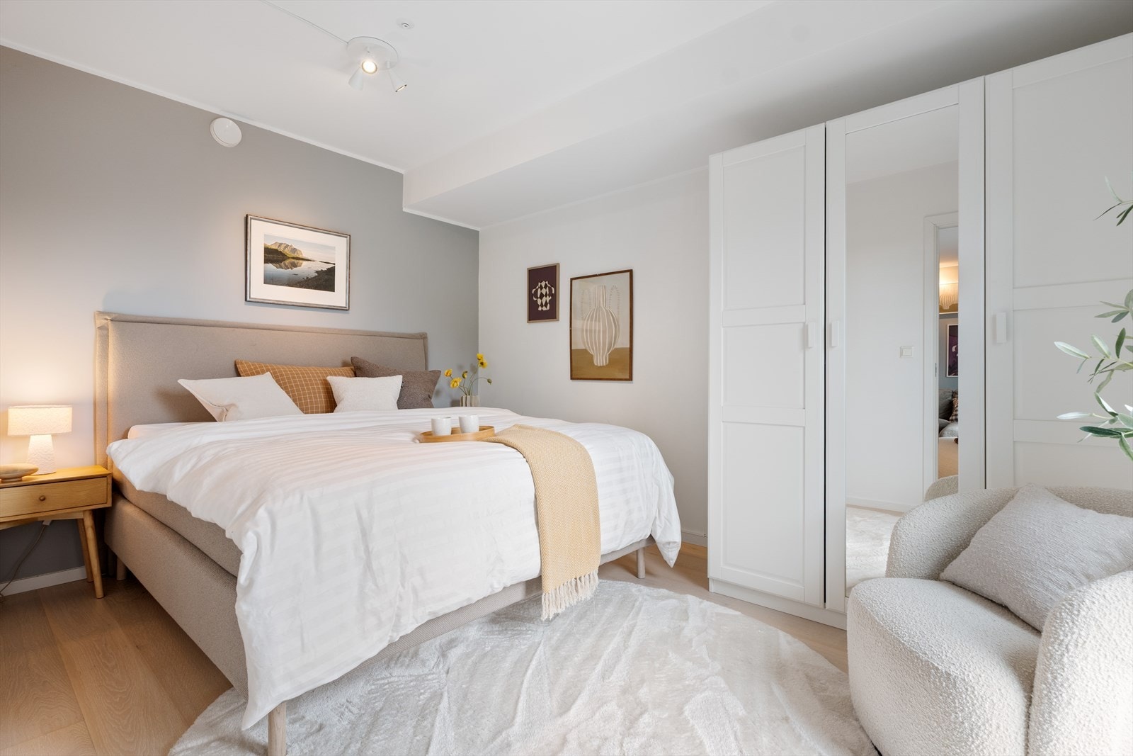 Soverommet måler 11,5 m² og innehar god plass til dobbeltseng, nattbord og to garderobeskap. Galleribilde