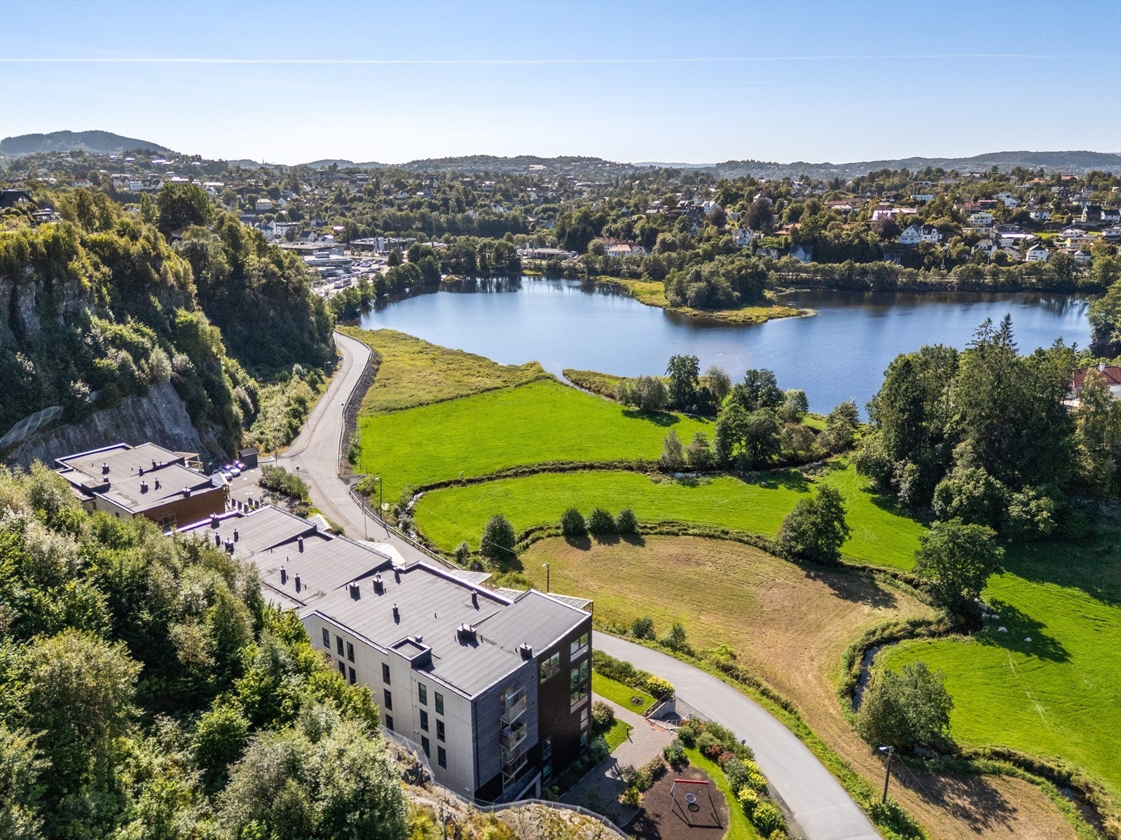 Sameiet ligger fredelig til ved vannet, kun en kort spasertur fra Nesttun sentrum. Galleribilde