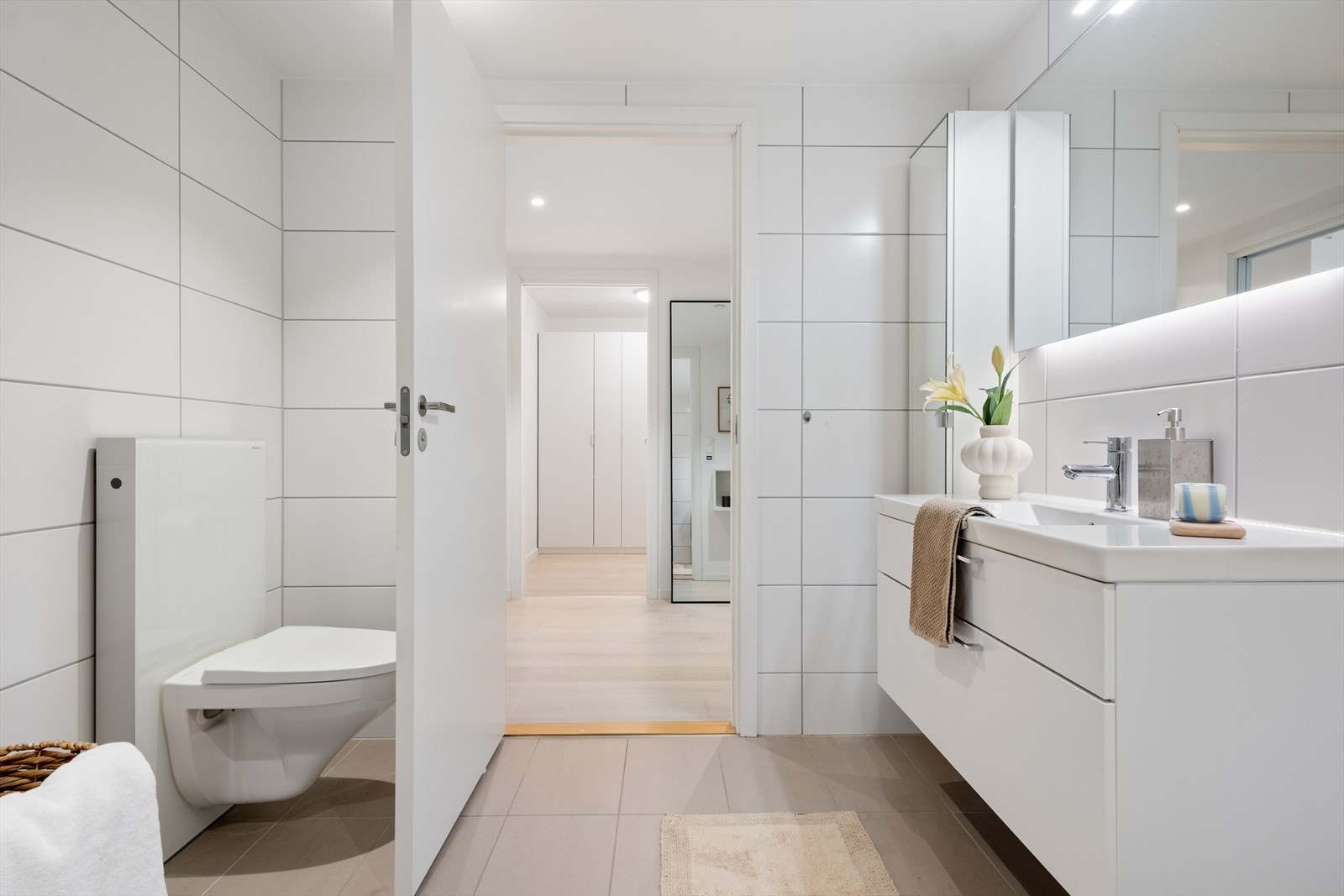 Badet har varmekabler i gulvet (termostat skiftet i 2025) og downlights i himlingen. Galleribilde
