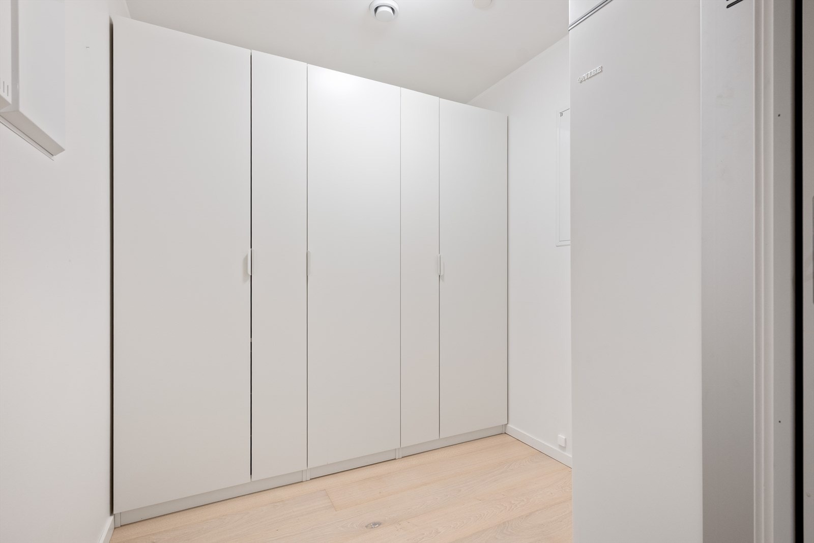 Praktisk innvendig bod med garderobeløsning. Leiligheten har også ekstern bod på 5 m². Galleribilde