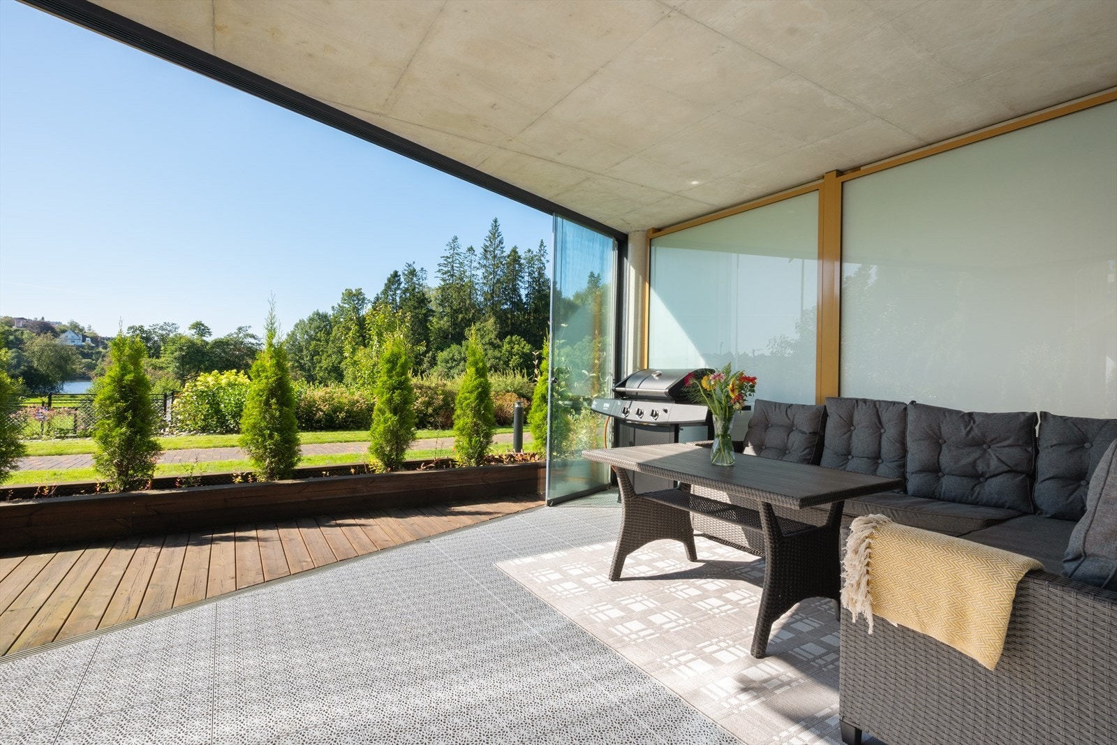 Terrassen er overbygd og måler ca. 25 m², hvorav 13,4 m² er innglasset. Galleribilde