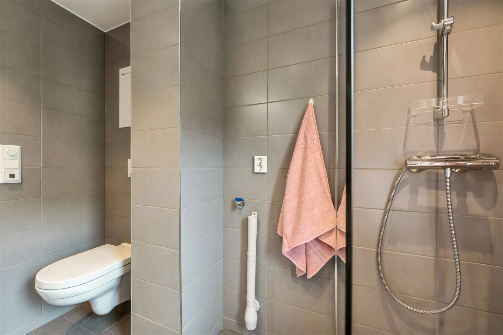 Badet ble oppgradert i 2024 og har vegghengt toalett og dusjhjørne. Galleribilde