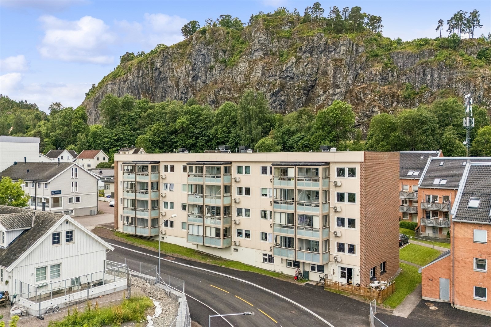Fasaden preges av de innglassede balkongene som ble oppgradert i 2009. Galleribilde
