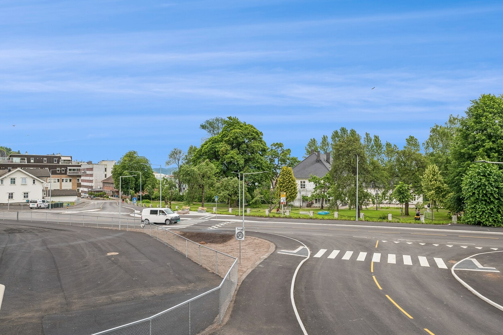 Beliggenheten er ideell for pendlere, med ca. 14 minutters gange til Holmestrand stasjon. Galleribilde