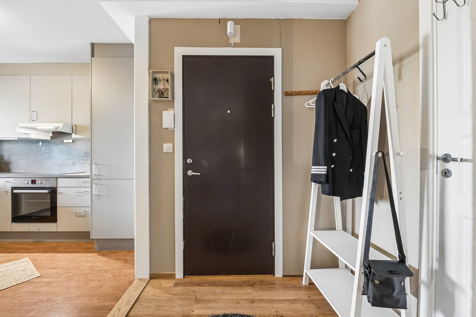 Leiligheten har en praktisk rominndeling med adkomst til alle rom fra gangen. Galleribilde
