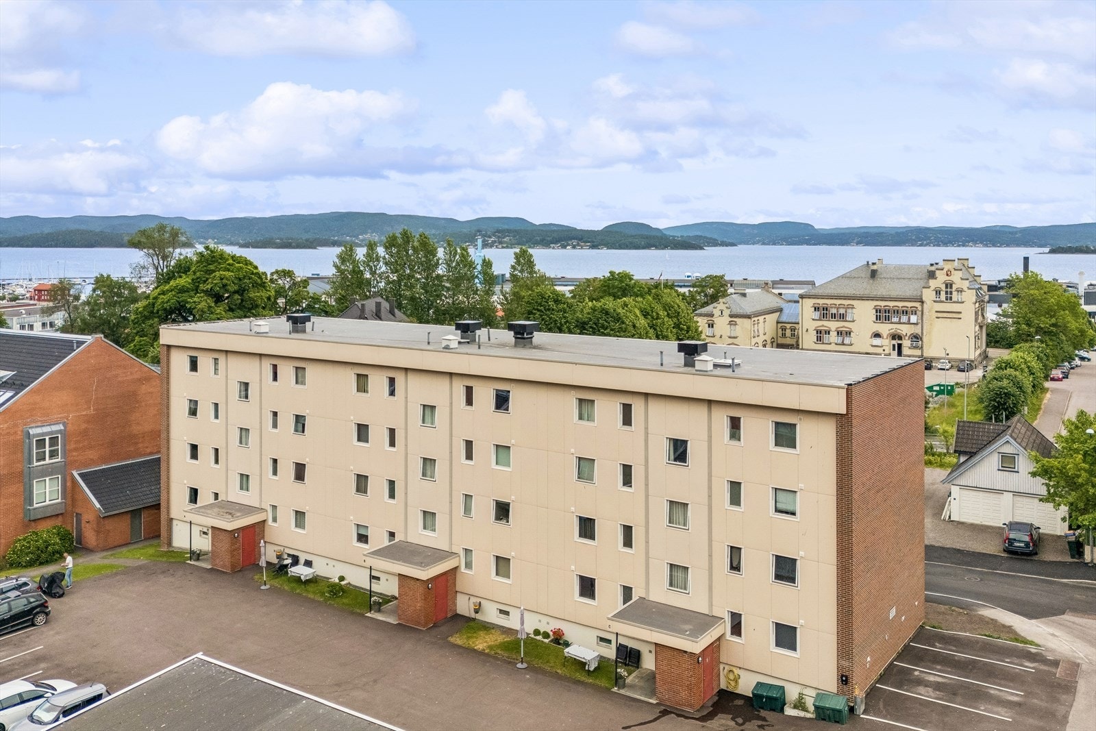 Bygget ligger i et etablert borettslag med gangavstand til sjøen og båthavnen. Galleribilde