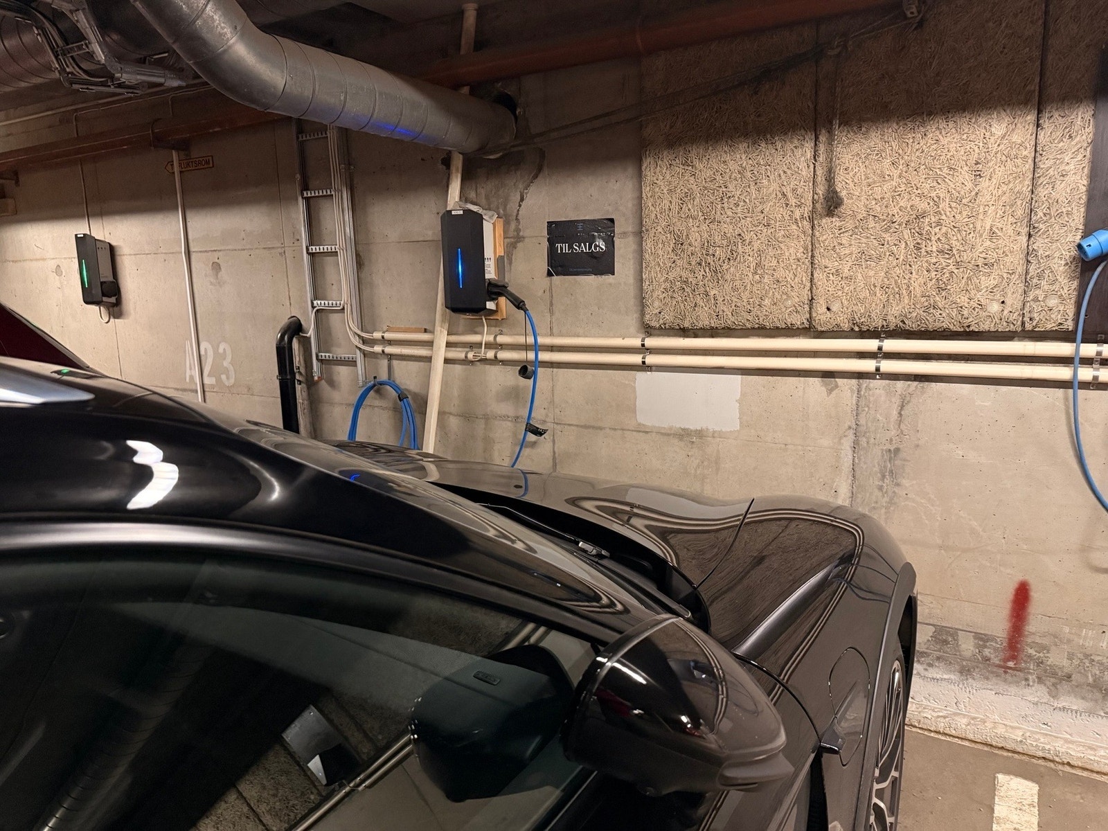 Det er montert elbillader på plassen Galleribilde