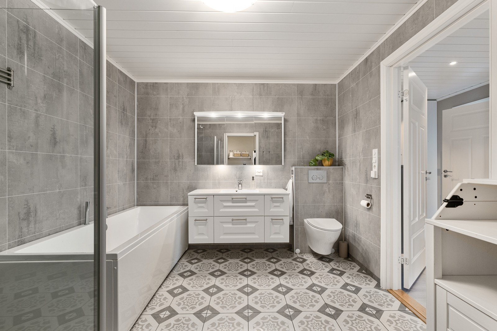 Stort bad i 1. Etasje med direkte tilknytning til vaskerom. Badet ligger videre sammen med 3 soverom og gang. Galleribilde