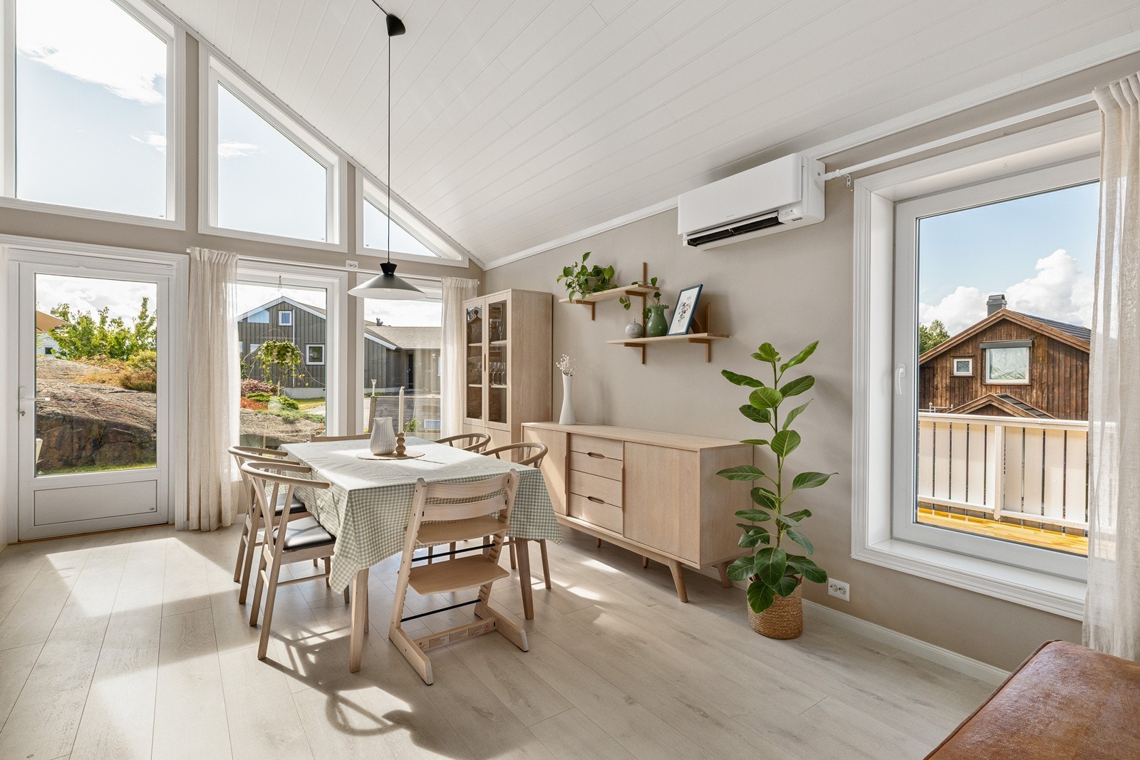 Spisestue byr på god takhøyde og store vindusflater. De store vinduene gir en god atmosfære og gjør boligen annerledes og spesiell! Galleribilde