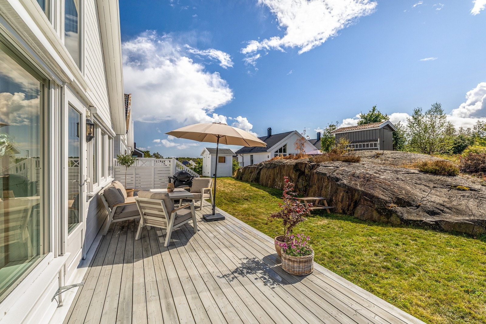 Stor terrasse og hage gir ekstra spillerom for familien. Galleribilde