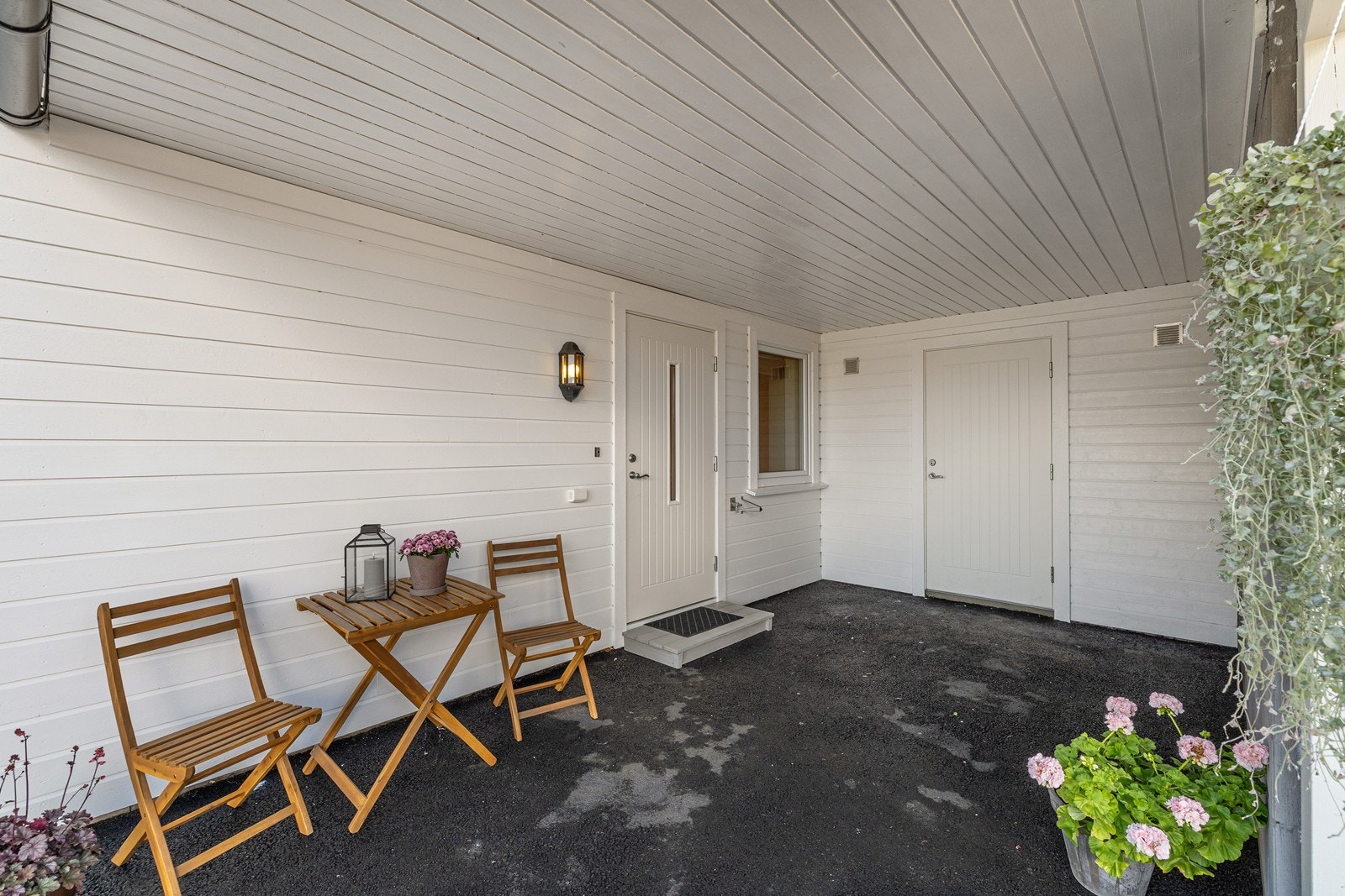 I bakkant av carport er det en sportsbod fra ytterligere lagring. Galleribilde