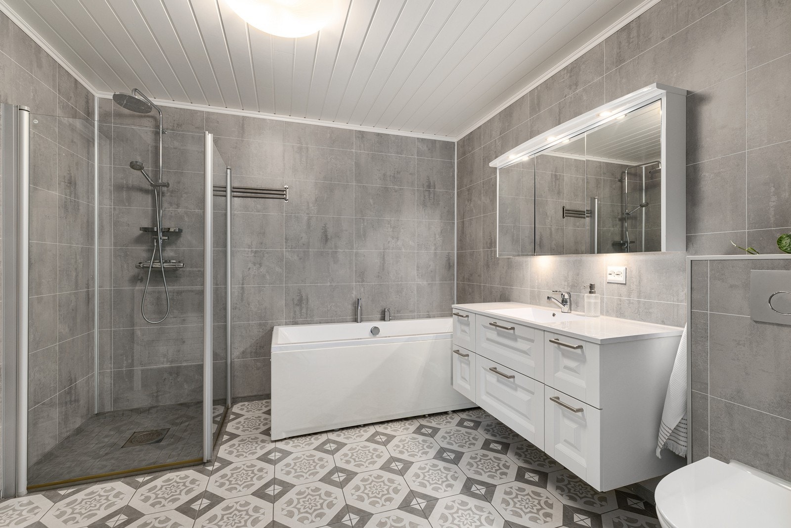 Stort bad i 1. Etasje med direkte tilknytning til vaskerom. Badet ligger videre sammen med 3 soverom og gang. Galleribilde