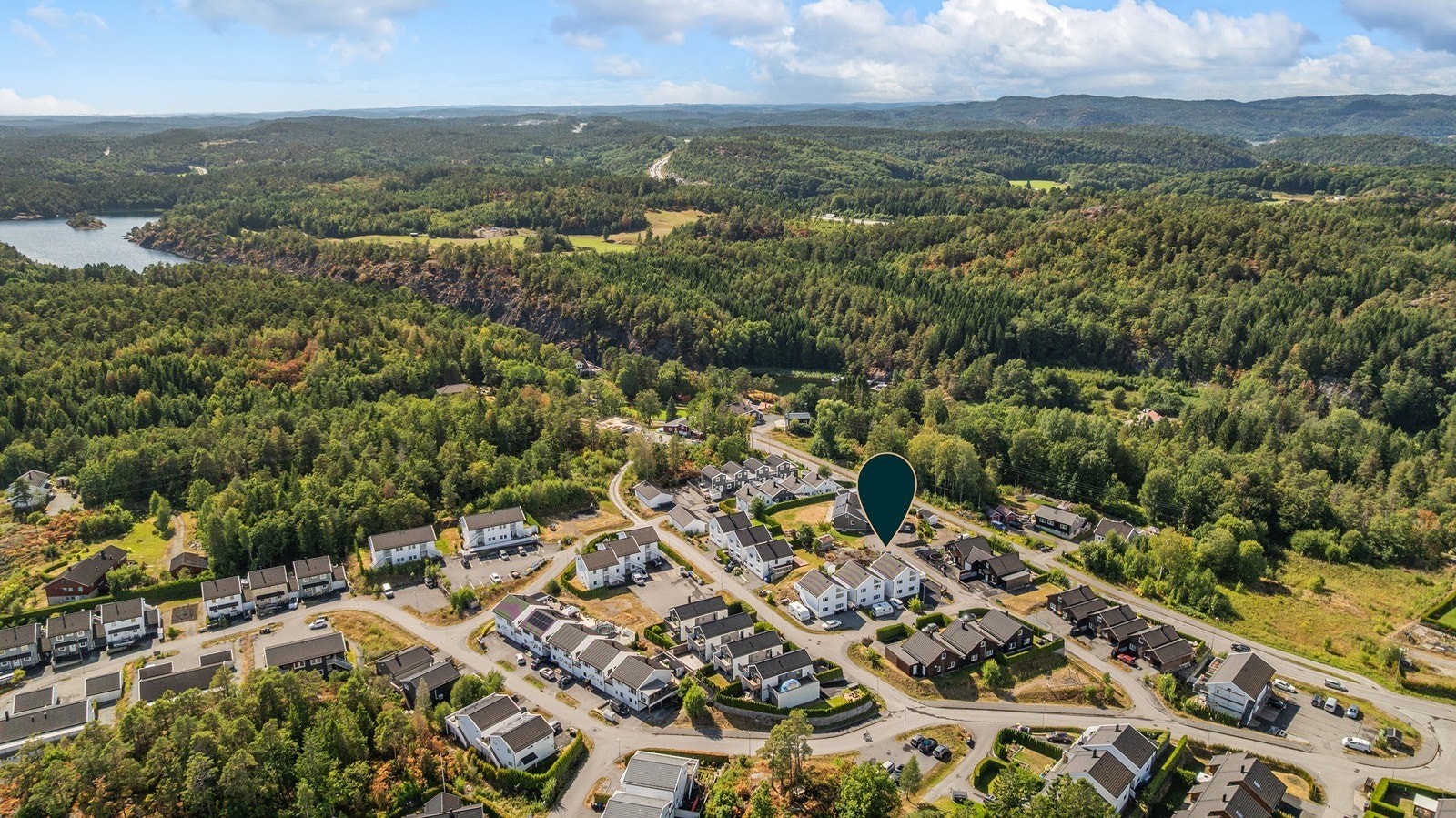 Boligfeltet ligger i naturskjønne omgivelser mellom skog og sjø. Galleribilde