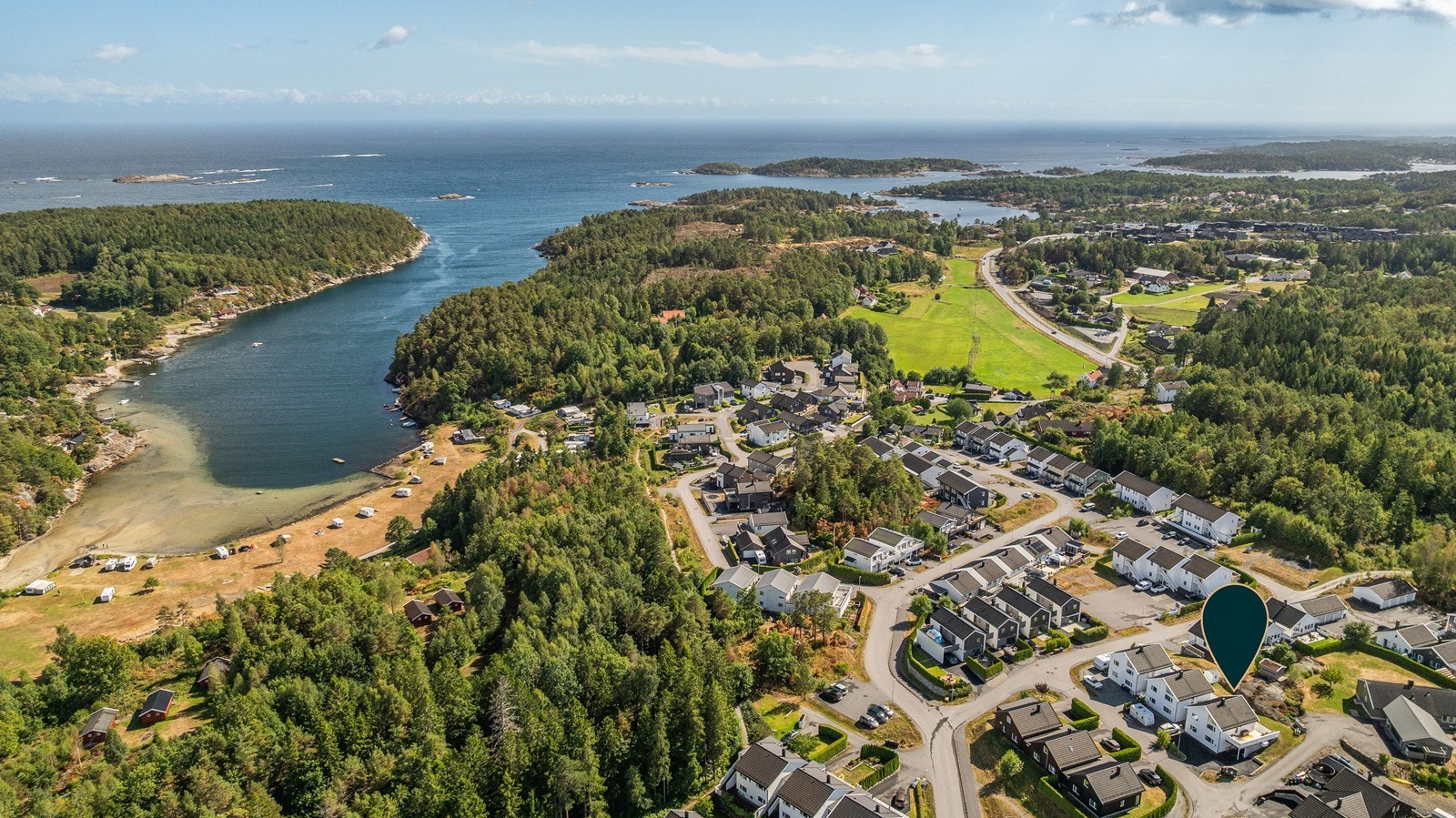 Det er gangavstand til sjøen og flere lekeplasser. Kort avstand båthavna på Støle, Reddalskanalen, Morviga osv. Galleribilde