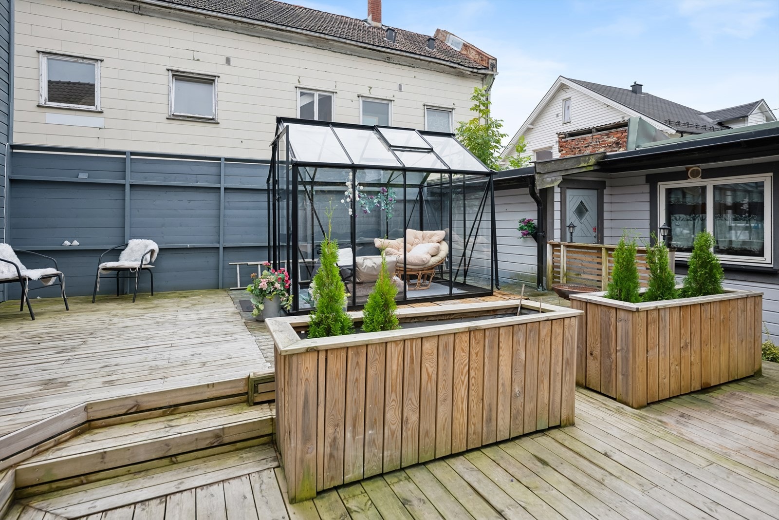 Solrik platting på terreng med direkte tilknytning til boligen. Her er det god plass til både sittegrupper, grill og lek. Galleribilde
