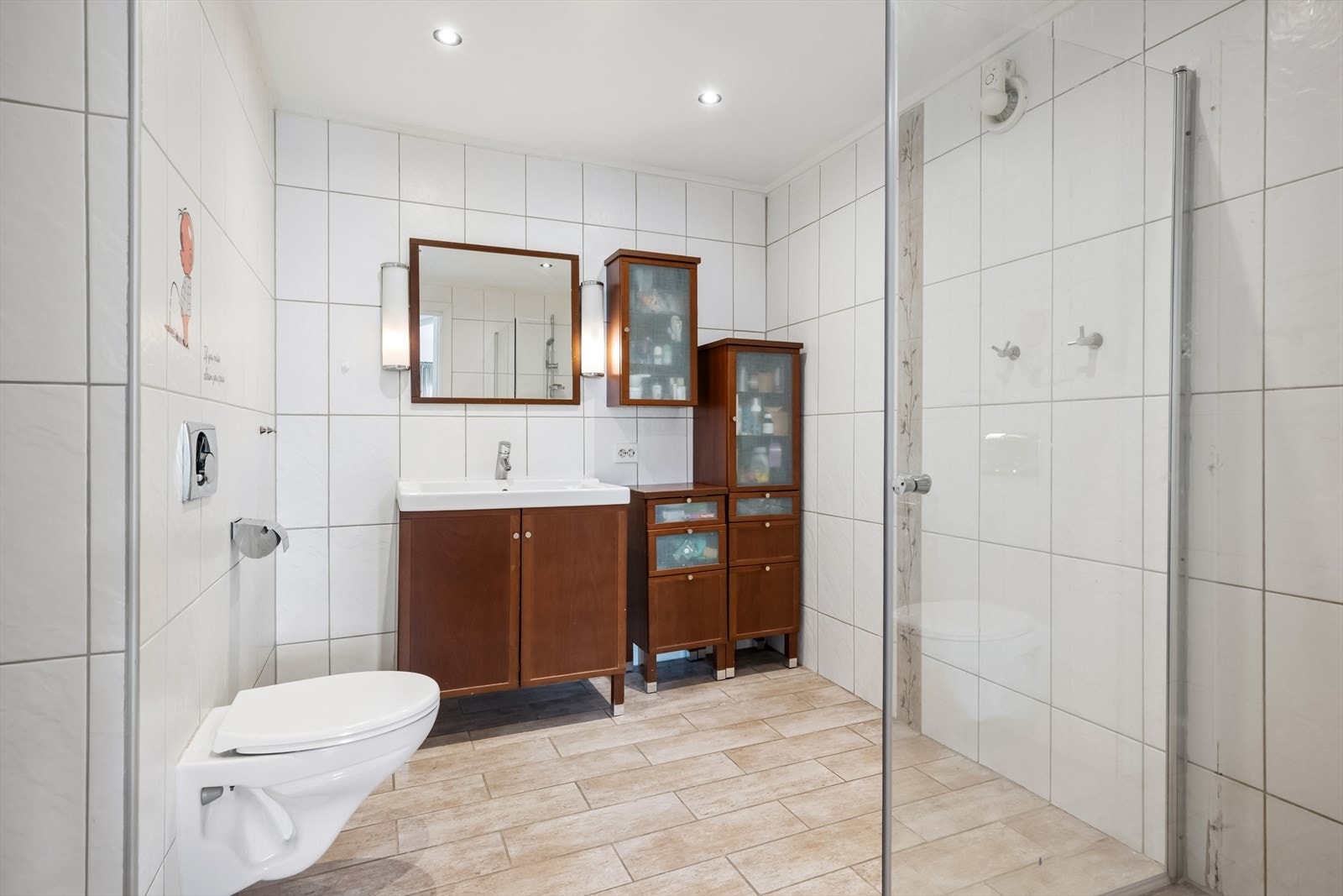 Badet ligger i boligens andre etasje og har flislagte vegger, flislagt gulv med elektriske varmekabler samt malt himling med downlights. Galleribilde
